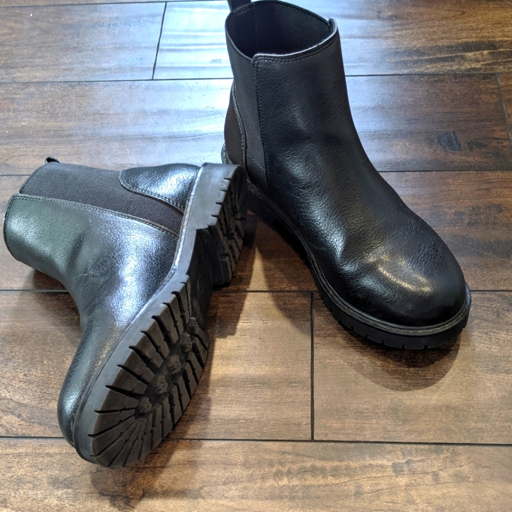 American Eagle Chelsea Lug Boots , sz 7